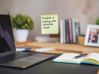 Script de relance pour un « rappelez‑moi » : cinq phrases concrètes pour décrocher un créneau