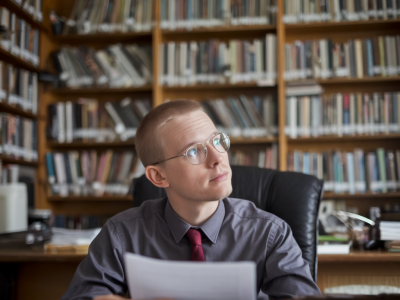 Quel script de qualification en 5 questions pour identifier un décideur en moins de 90 secondes