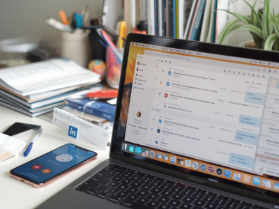 Comment construire une séquence de relance hybride (SMS + appel + LinkedIn) pour réactiver 30 prospects dormants en 14 jours